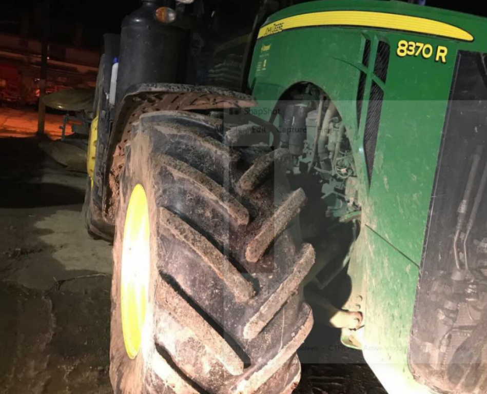 Oldtimer-Traktor des Typs John Deere 8370R, Neumaschine in Золочів (Bild 3)