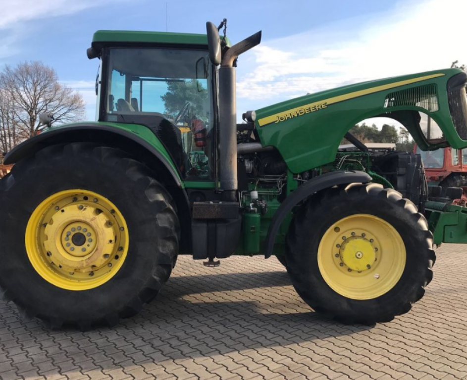 Oldtimer-Traktor des Typs John Deere 8520, Neumaschine in Золочів (Bild 4)