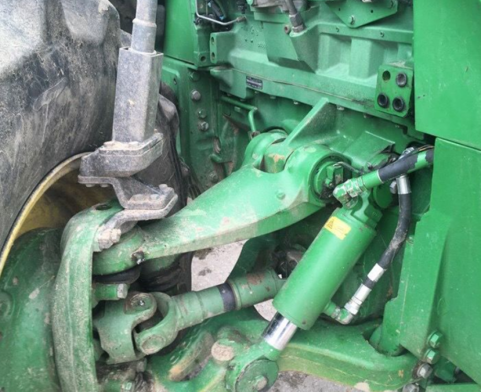 Oldtimer-Traktor des Typs John Deere 8320R, Neumaschine in Золочів (Bild 7)