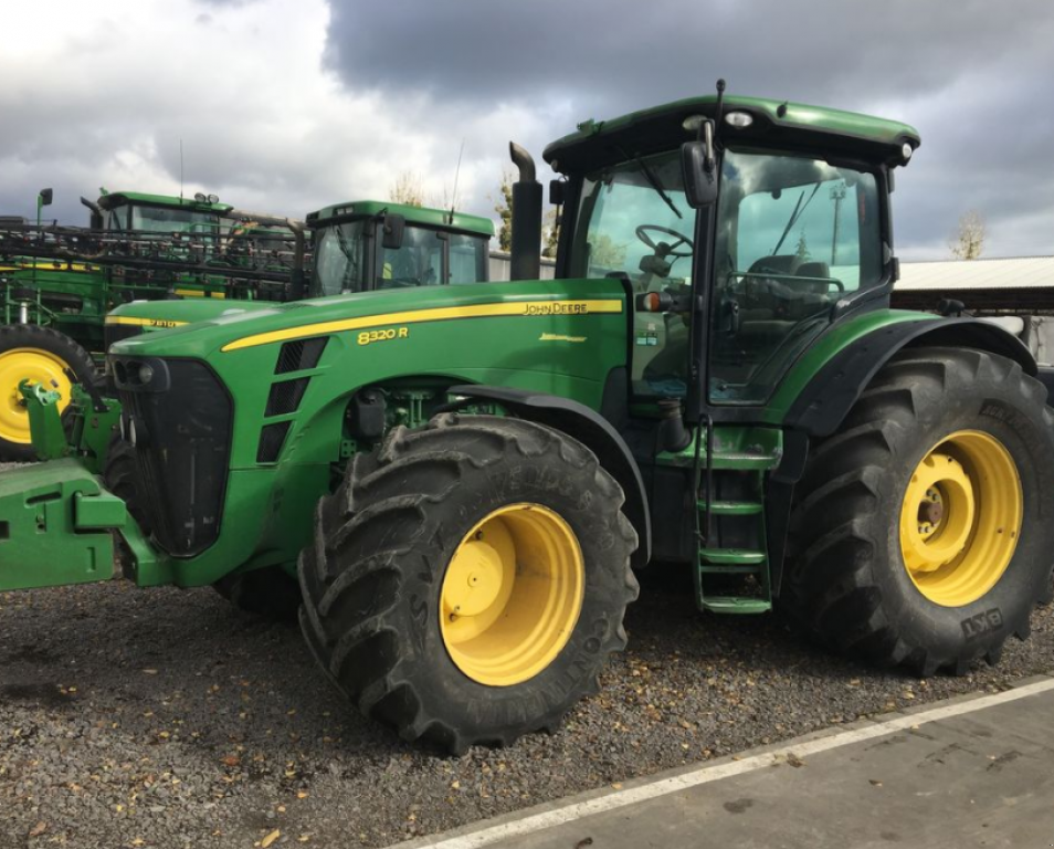 Oldtimer-Traktor des Typs John Deere 8320R, Neumaschine in Золочів (Bild 1)