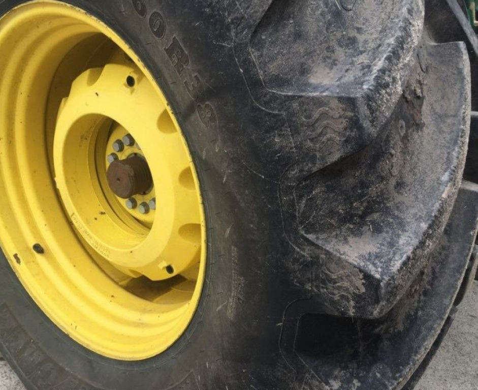 Oldtimer-Traktor des Typs John Deere 8320R, Neumaschine in Золочів (Bild 3)