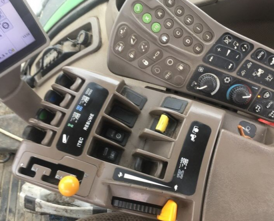 Oldtimer-Traktor des Typs John Deere 8320R, Neumaschine in Золочів (Bild 10)