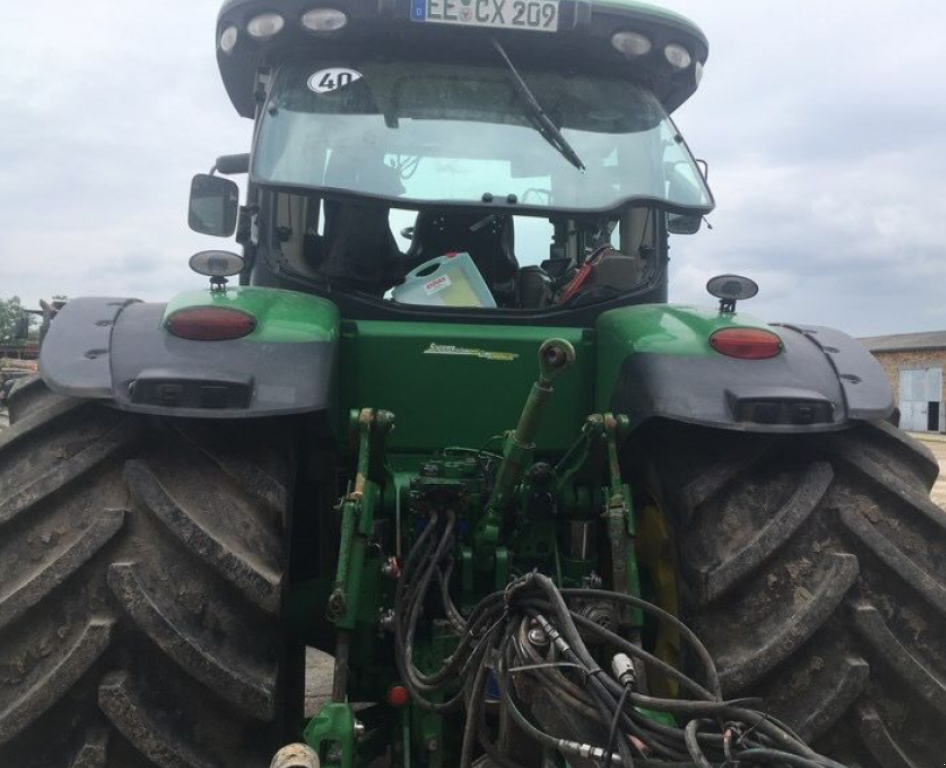 Oldtimer-Traktor des Typs John Deere 8320R, Neumaschine in Золочів (Bild 2)