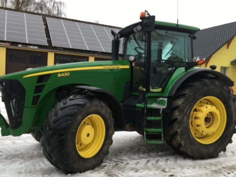Oldtimer-Traktor des Typs John Deere 8430, Neumaschine in Золочів (Bild 1)