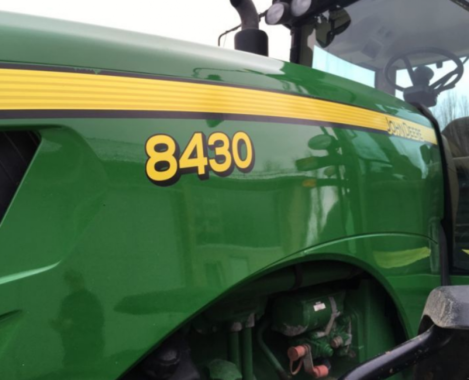 Oldtimer-Traktor des Typs John Deere 8430, Neumaschine in Золочів (Bild 4)