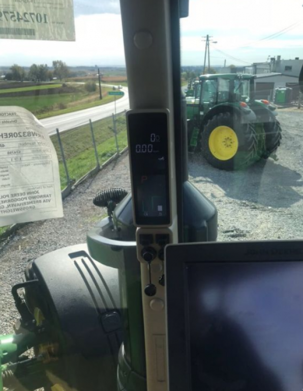 Oldtimer-Traktor des Typs John Deere 8320R, Neumaschine in Золочів (Bild 9)