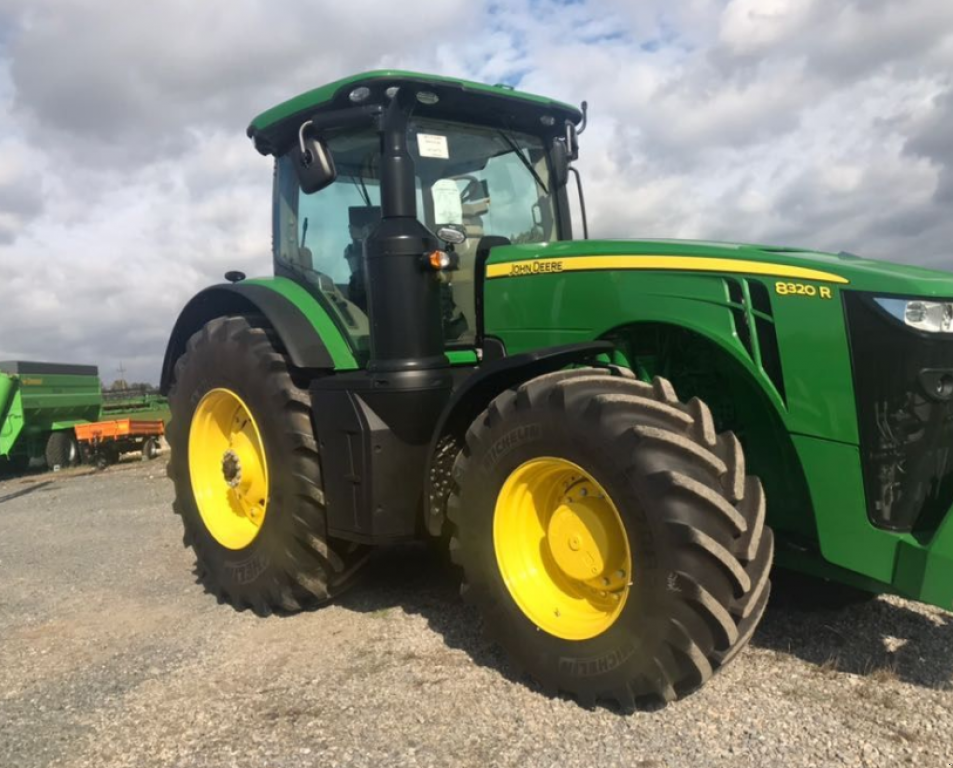 Oldtimer-Traktor des Typs John Deere 8320R, Neumaschine in Золочів (Bild 5)