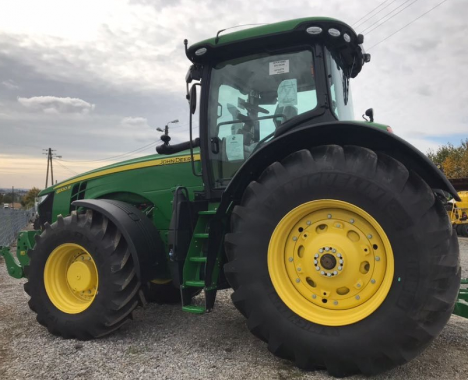 Oldtimer-Traktor des Typs John Deere 8320R, Neumaschine in Золочів (Bild 2)