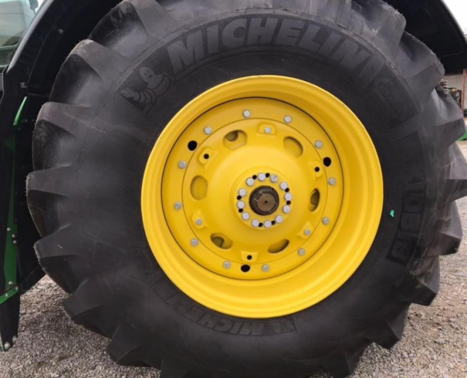 Oldtimer-Traktor des Typs John Deere 8320R, Neumaschine in Золочів (Bild 8)