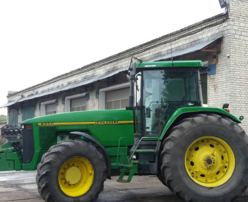 Oldtimer-Traktor des Typs John Deere 8200, Neumaschine in Золочів (Bild 10)