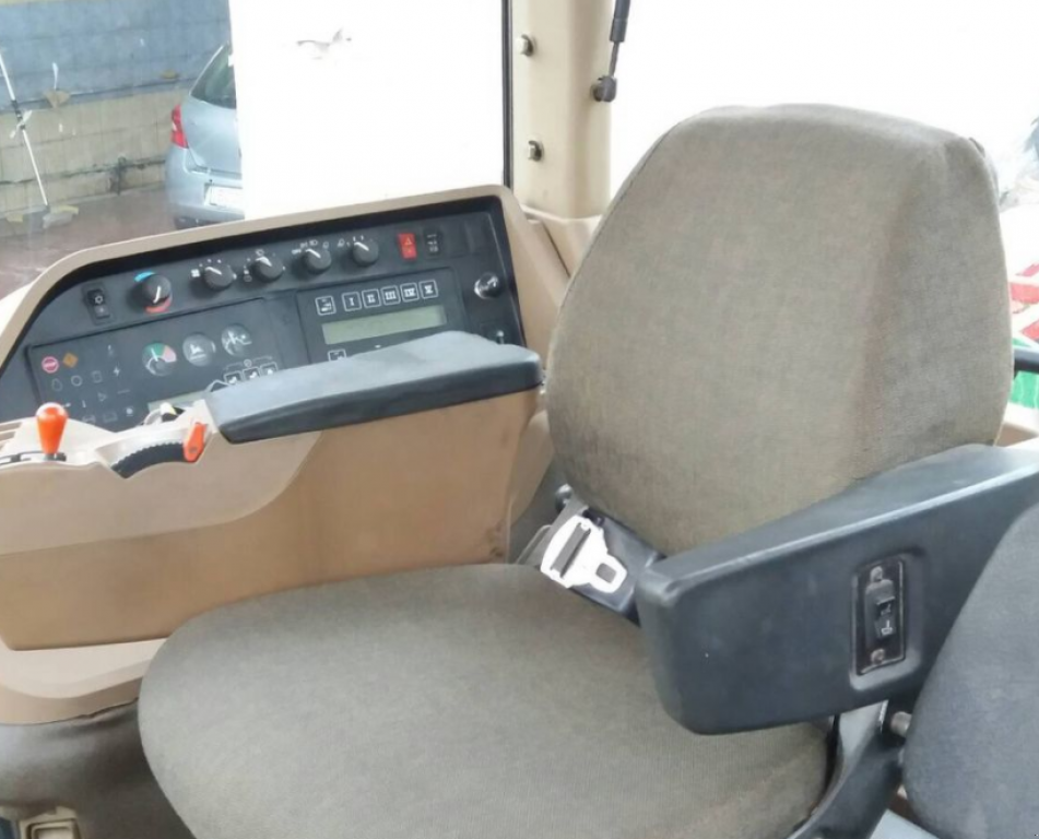 Oldtimer-Traktor des Typs John Deere 8200, Neumaschine in Золочів (Bild 3)