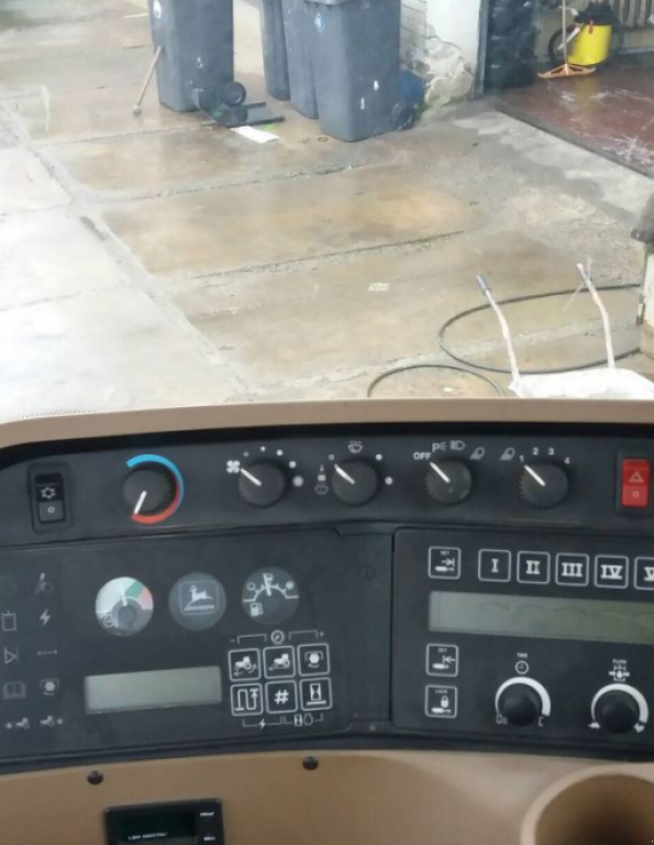 Oldtimer-Traktor des Typs John Deere 8200, Neumaschine in Золочів (Bild 2)