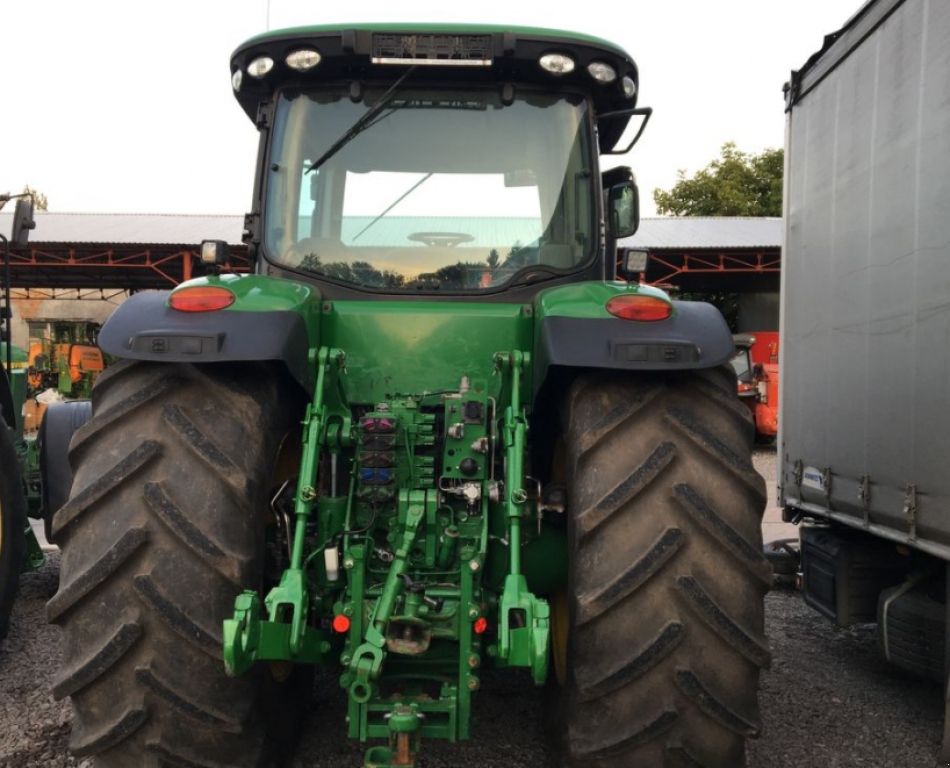 Oldtimer-Traktor des Typs John Deere 8320R, Neumaschine in Золочів (Bild 2)