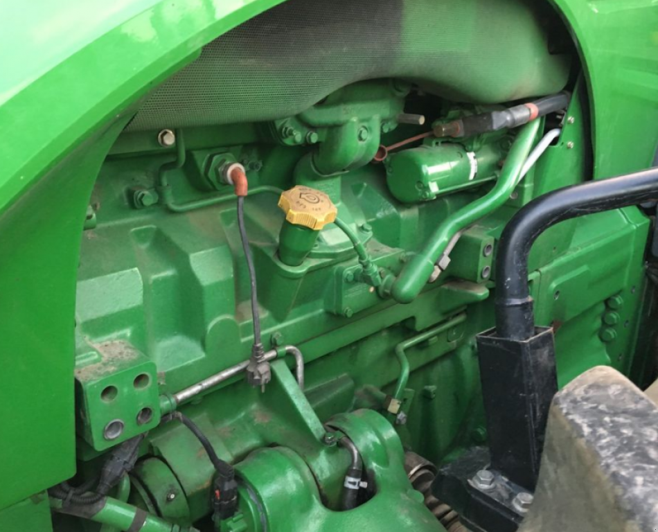 Oldtimer-Traktor des Typs John Deere 8320R, Neumaschine in Золочів (Bild 10)