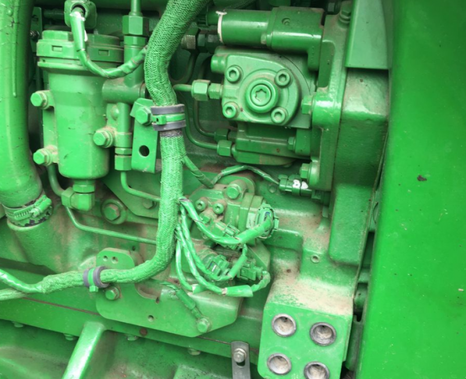 Oldtimer-Traktor des Typs John Deere 8320R, Neumaschine in Золочів (Bild 4)
