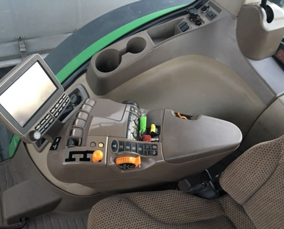 Oldtimer-Traktor des Typs John Deere 8320R, Neumaschine in Золочів (Bild 9)