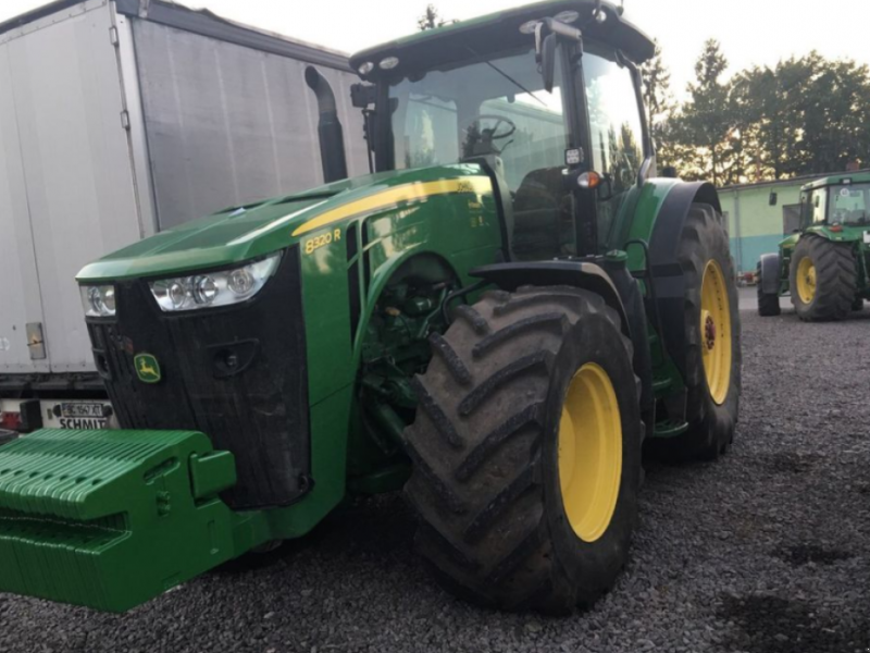 Oldtimer-Traktor des Typs John Deere 8320R, Neumaschine in Золочів (Bild 1)