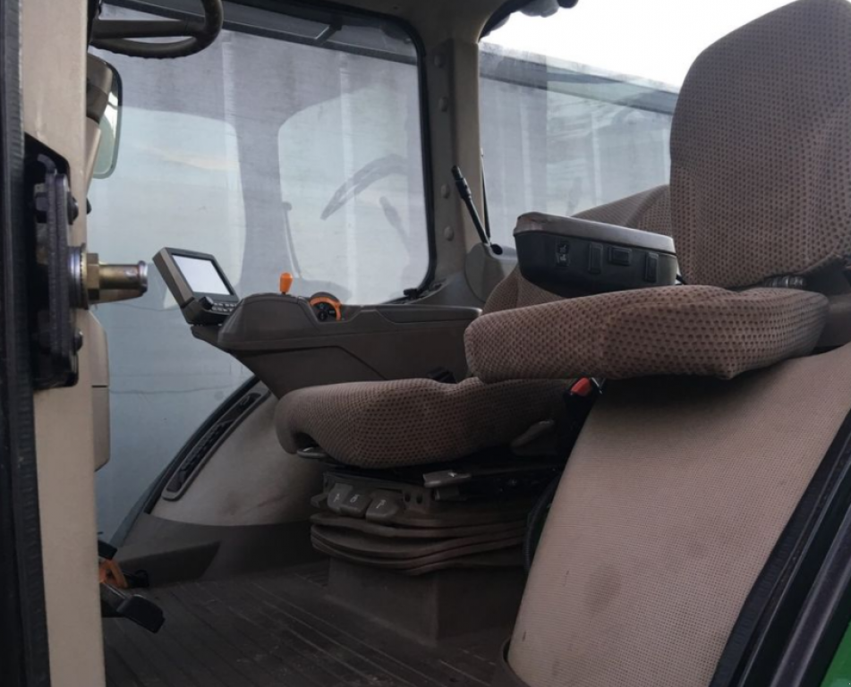 Oldtimer-Traktor des Typs John Deere 8320R, Neumaschine in Золочів (Bild 7)