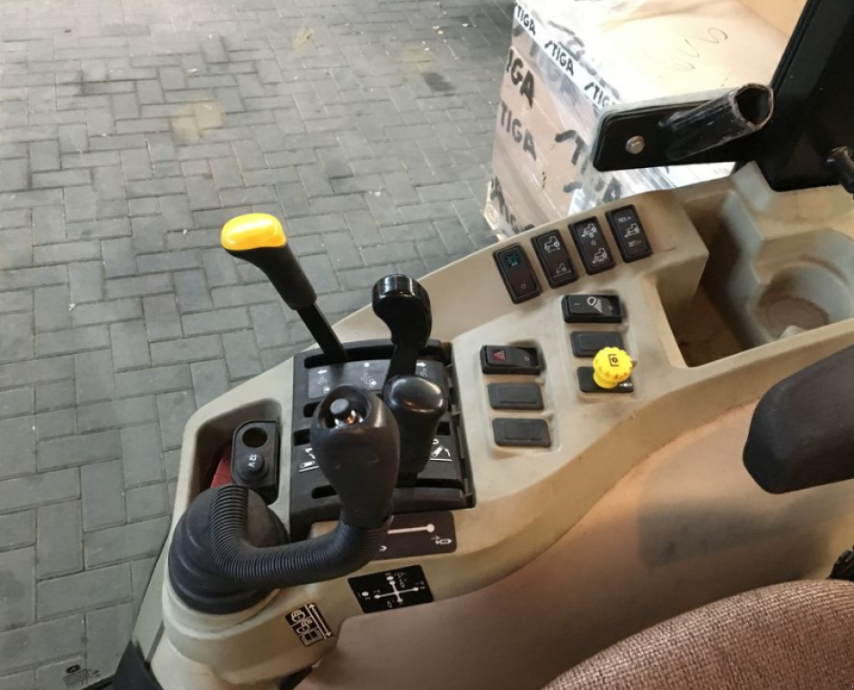 Oldtimer-Traktor des Typs John Deere 3320, Neumaschine in Золочів (Bild 4)