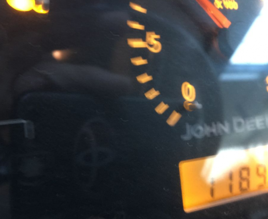 Oldtimer-Traktor des Typs John Deere 3320, Neumaschine in Золочів (Bild 5)