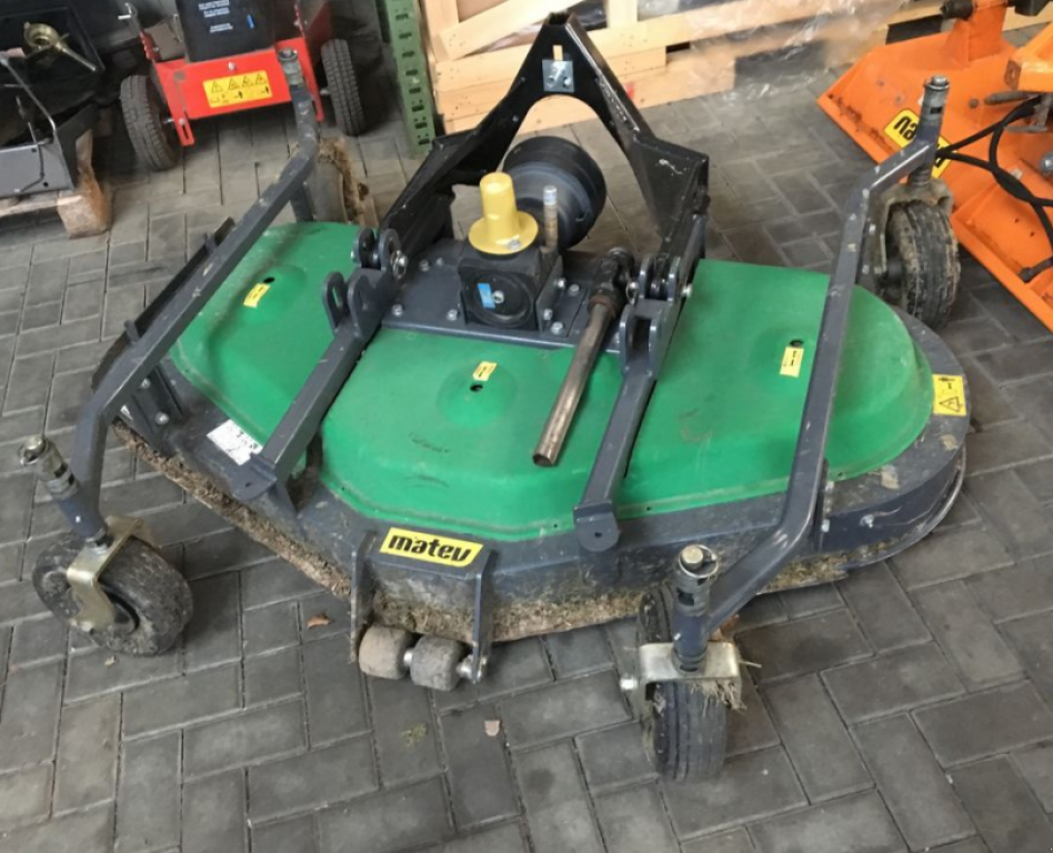 Oldtimer-Traktor des Typs John Deere 3320, Neumaschine in Золочів (Bild 3)