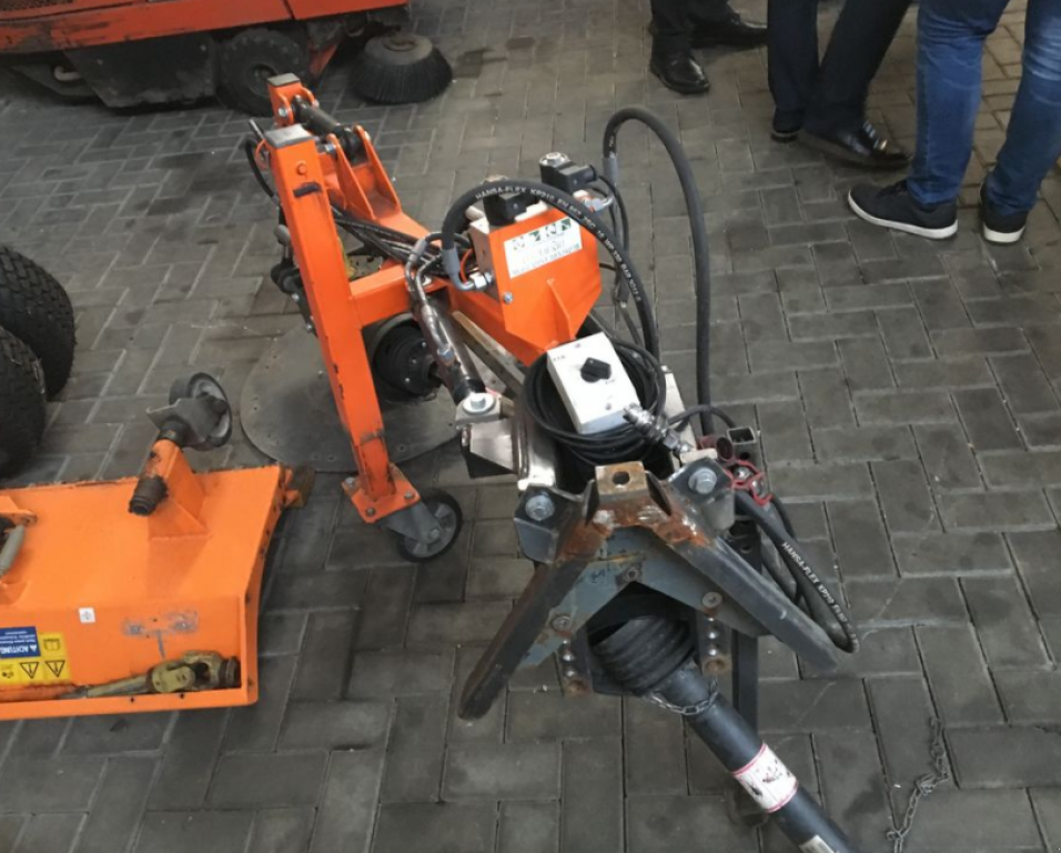 Oldtimer-Traktor des Typs John Deere 3320, Neumaschine in Золочів (Bild 2)