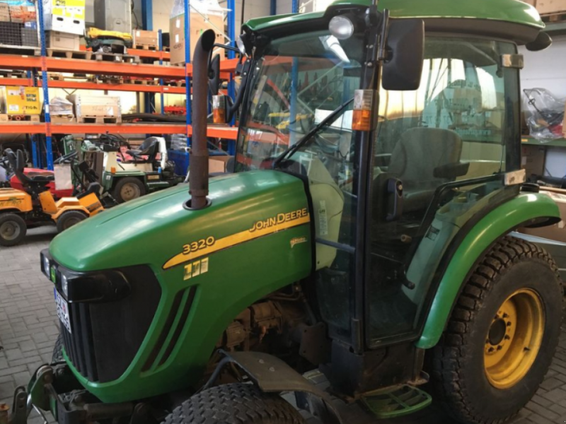 Oldtimer-Traktor des Typs John Deere 3320, Neumaschine in Золочів (Bild 1)