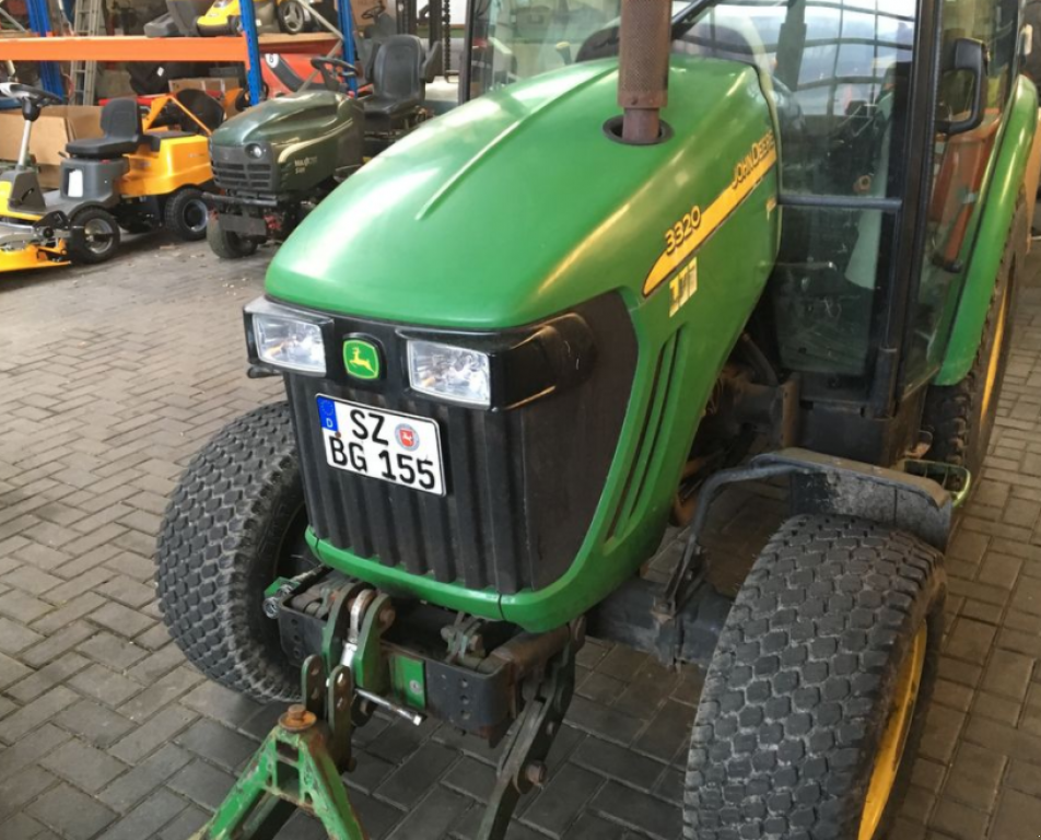 Oldtimer-Traktor des Typs John Deere 3320, Neumaschine in Золочів (Bild 7)