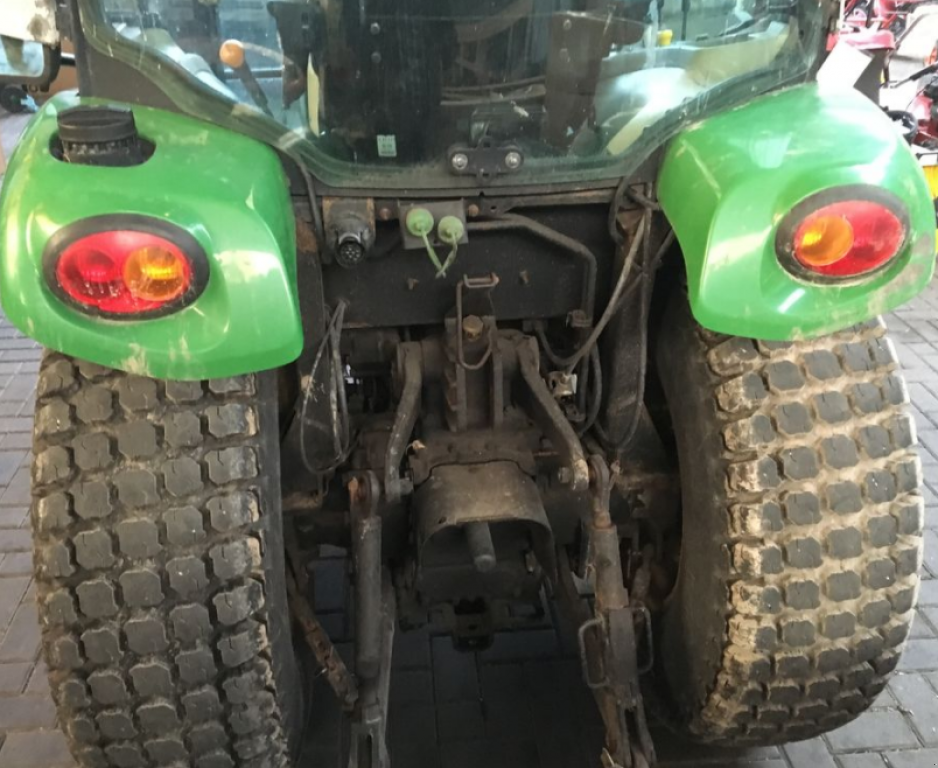 Oldtimer-Traktor des Typs John Deere 3320, Neumaschine in Золочів (Bild 6)