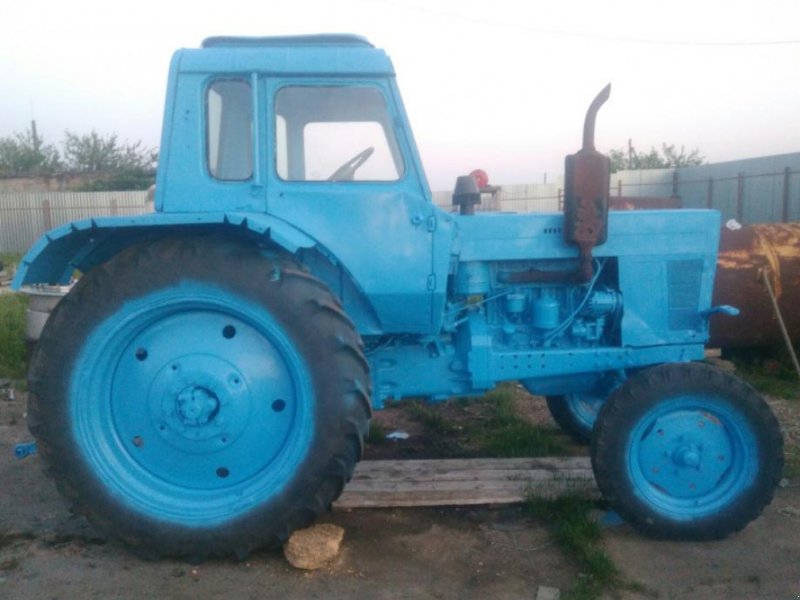 Oldtimer-Traktor des Typs Belarus Беларус-80, Neumaschine in Овідіополь (Bild 1)