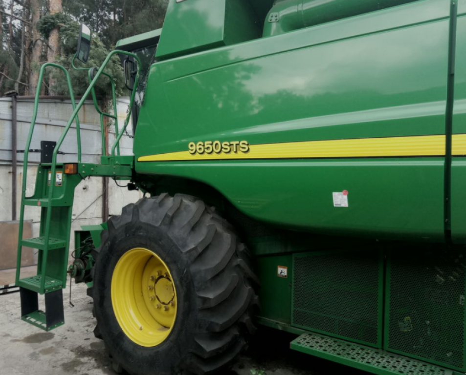 Oldtimer-Mähdrescher des Typs John Deere 9650 STS, Neumaschine in Київ (Bild 7)