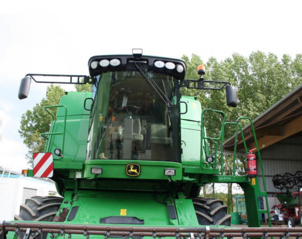 Oldtimer-Mähdrescher des Typs John Deere T660, Neumaschine in Київ (Bild 7)
