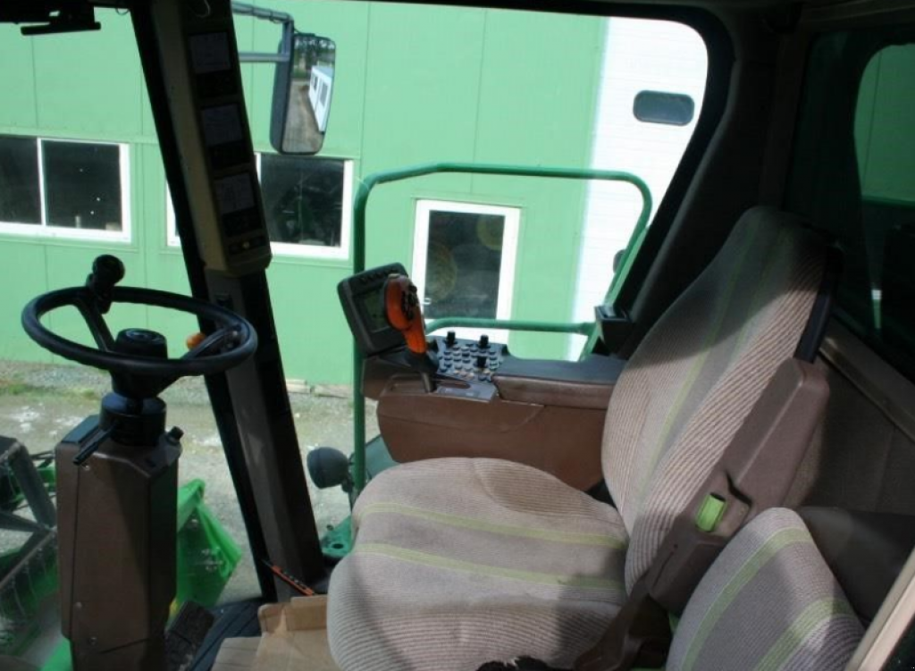 Oldtimer-Mähdrescher des Typs John Deere T660, Neumaschine in Київ (Bild 10)