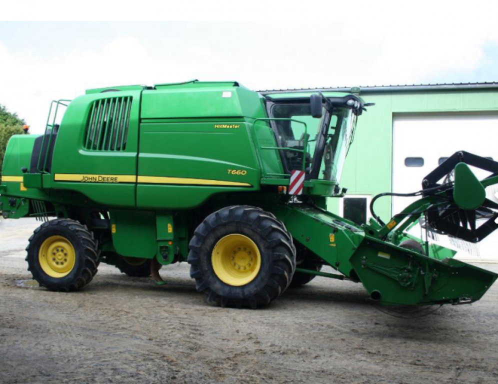 Oldtimer-Mähdrescher des Typs John Deere T660, Neumaschine in Київ (Bild 2)