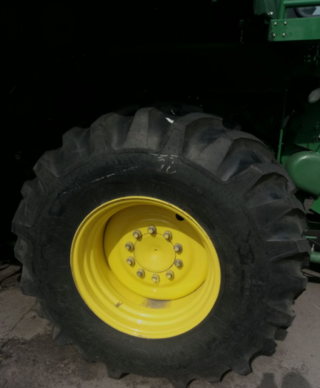 Oldtimer-Mähdrescher des Typs John Deere 9770 STS, Neumaschine in Київ (Bild 8)