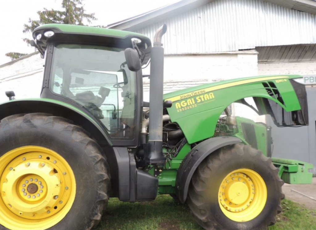 Oldtimer-Traktor des Typs John Deere 8310R, Neumaschine in Київ (Bild 3)