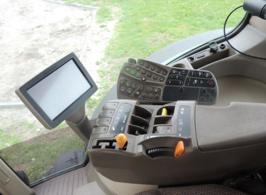 Oldtimer-Traktor des Typs John Deere 8310R, Neumaschine in Київ (Bild 9)