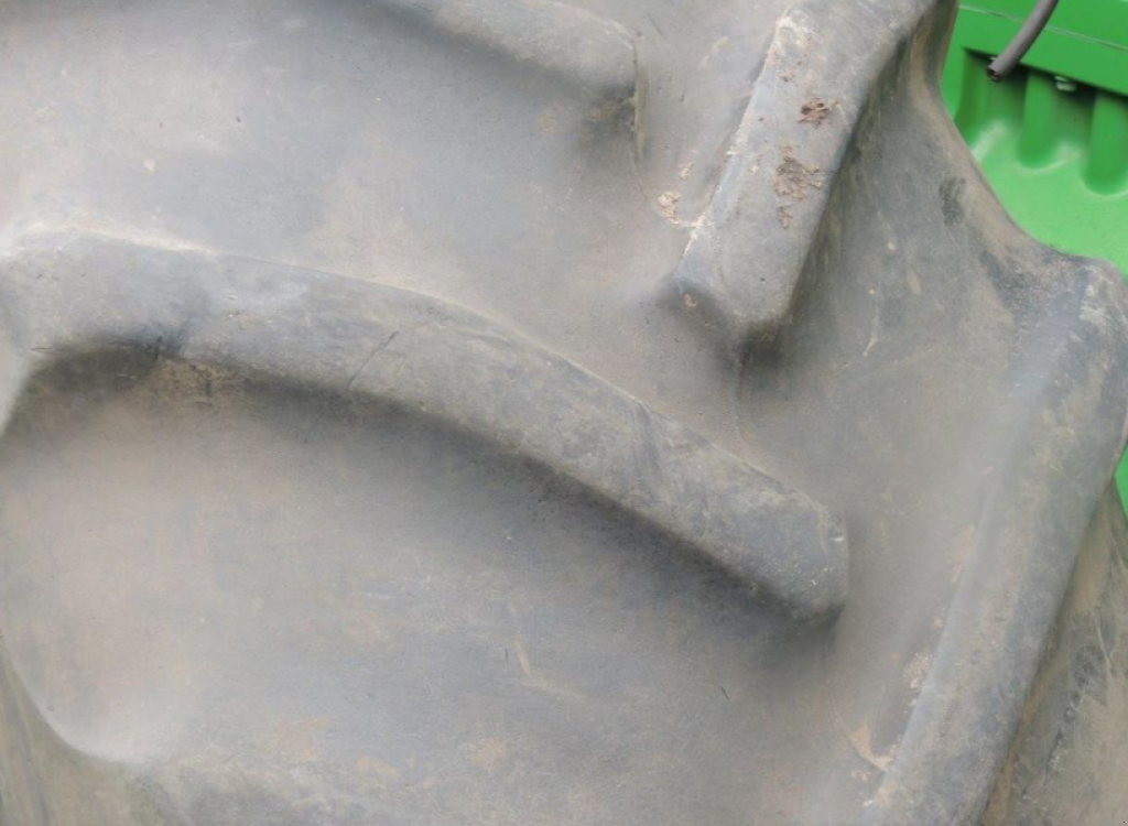 Oldtimer-Traktor des Typs John Deere 8310R, Neumaschine in Київ (Bild 8)