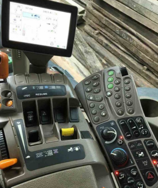 Oldtimer-Traktor des Typs John Deere 7230R, Neumaschine in Київ (Bild 9)