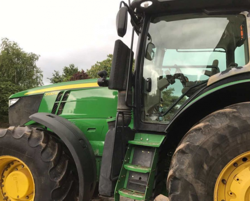 Oldtimer-Traktor des Typs John Deere 7230R, Neumaschine in Київ (Bild 4)