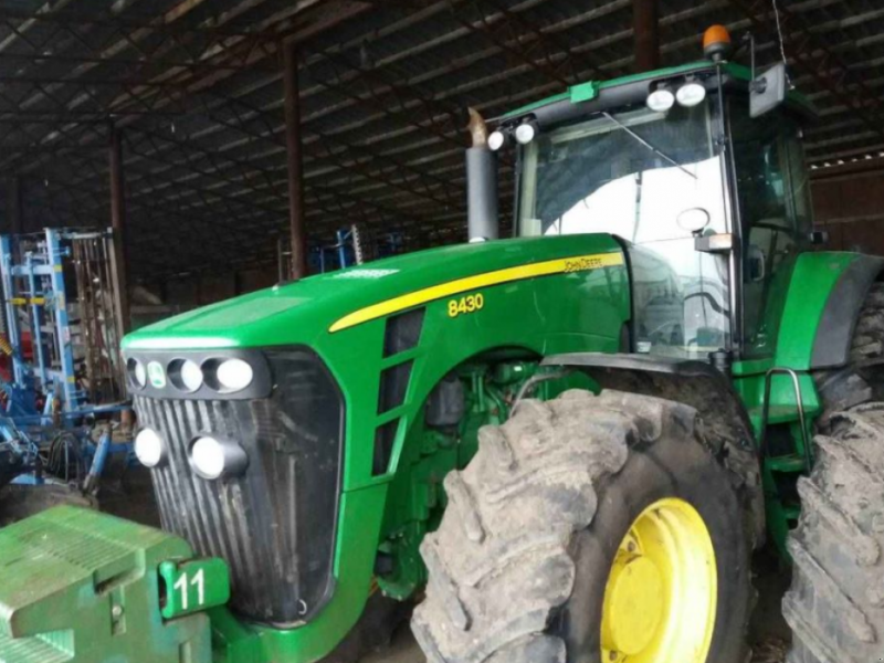 Oldtimer-Traktor des Typs John Deere 8430, Neumaschine in Київ (Bild 1)