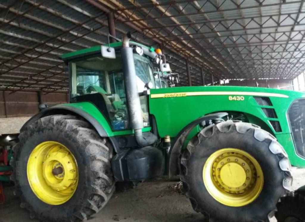 Oldtimer-Traktor des Typs John Deere 8430, Neumaschine in Київ (Bild 4)