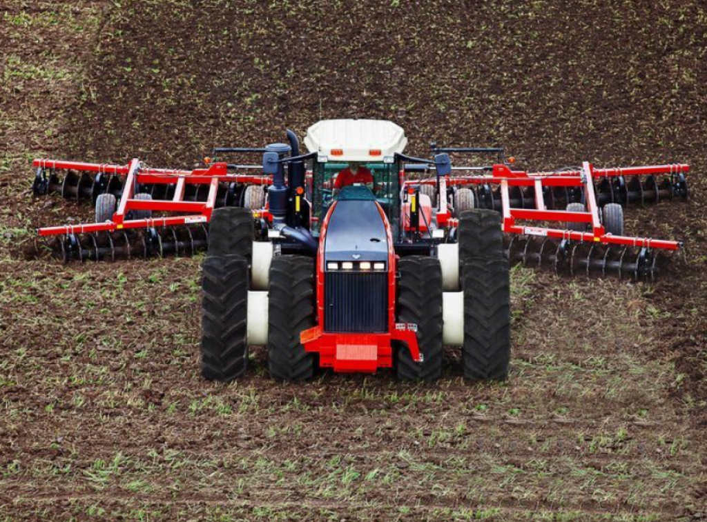 Oldtimer-Traktor des Typs Versatile 2375, Neumaschine in Київ (Bild 3)