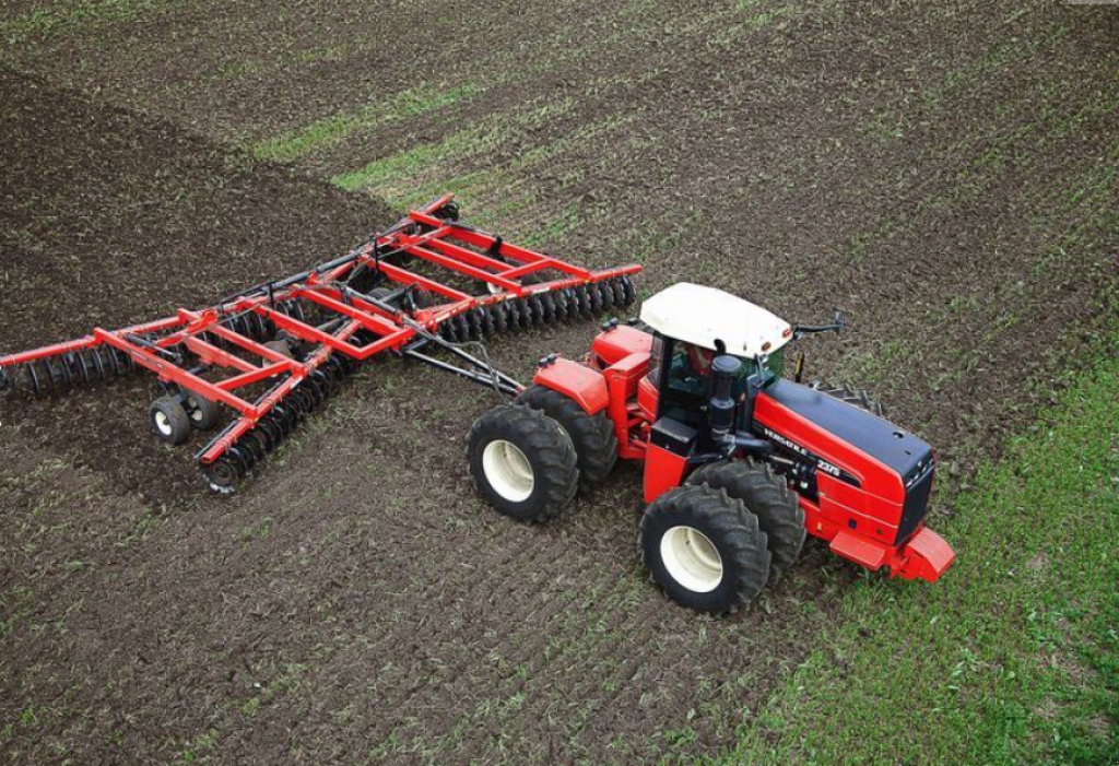 Oldtimer-Traktor des Typs Versatile 2375, Neumaschine in Київ (Bild 4)