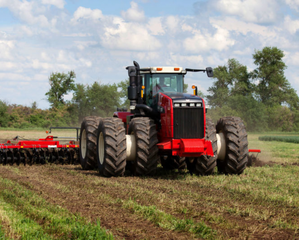 Oldtimer-Traktor des Typs Versatile 2375, Neumaschine in Київ (Bild 2)