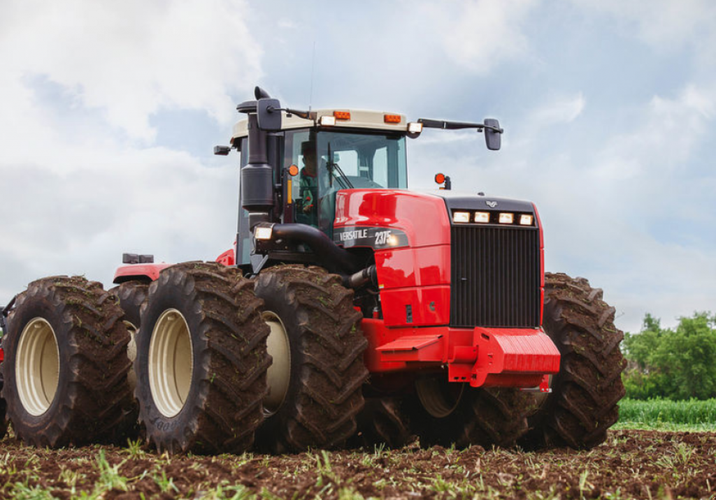 Oldtimer-Traktor des Typs Versatile 2375, Neumaschine in Київ (Bild 1)