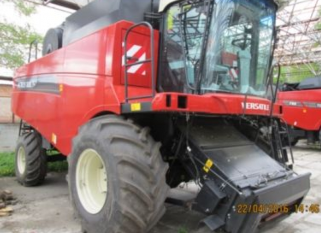 Oldtimer-Mähdrescher des Typs Versatile Acros 595 Plus, Neumaschine in Київ (Bild 2)