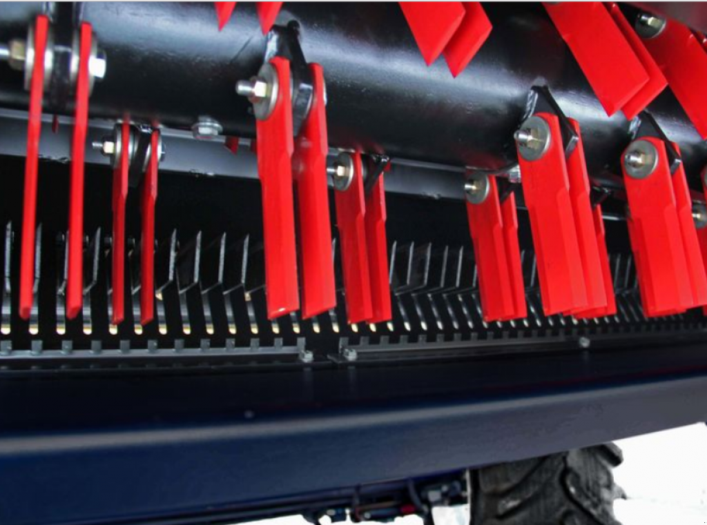 Oldtimer-Mähdrescher des Typs Versatile Acros 550, Neumaschine in Київ (Bild 5)