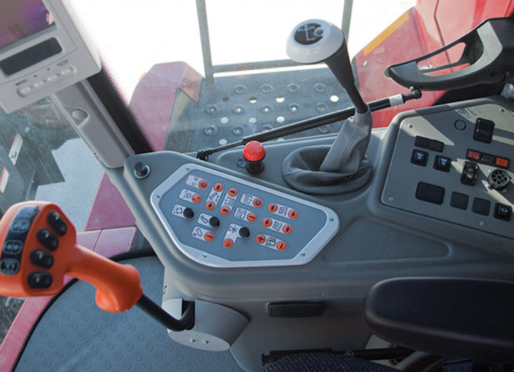 Oldtimer-Mähdrescher des Typs Versatile Acros 550, Neumaschine in Київ (Bild 7)