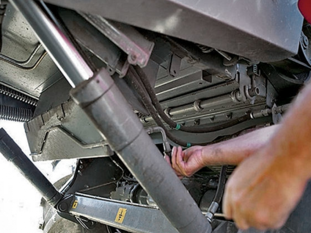 Oldtimer-Mähdrescher des Typs Versatile Torum 750, Neumaschine in Київ (Bild 6)